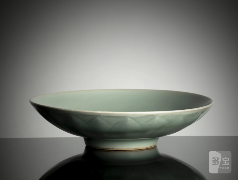 A fine 'Longquan' celadon lotus dish - 图3